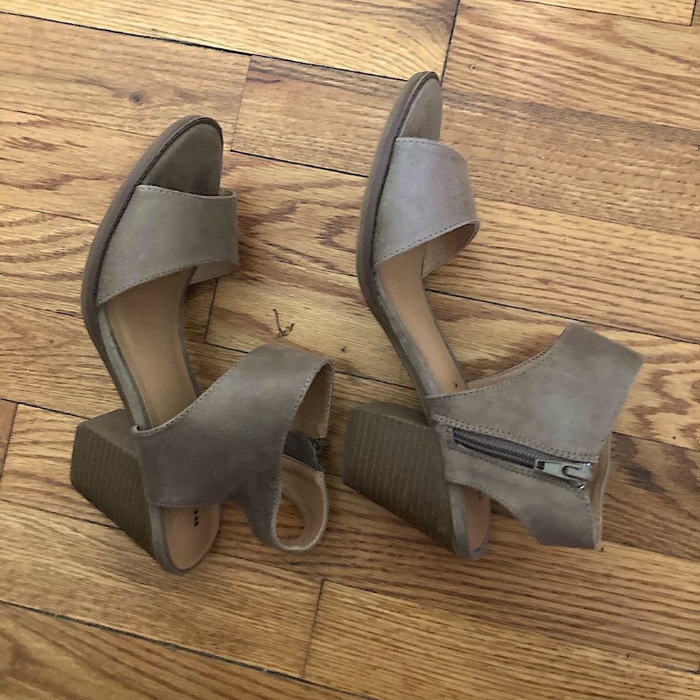 Rock and Candy Size 7 Taupe Aleeya Heels